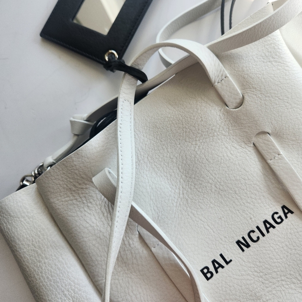 Balenciaga Everday Shopping Tote White leather in VGUC - Picture 10 of 16